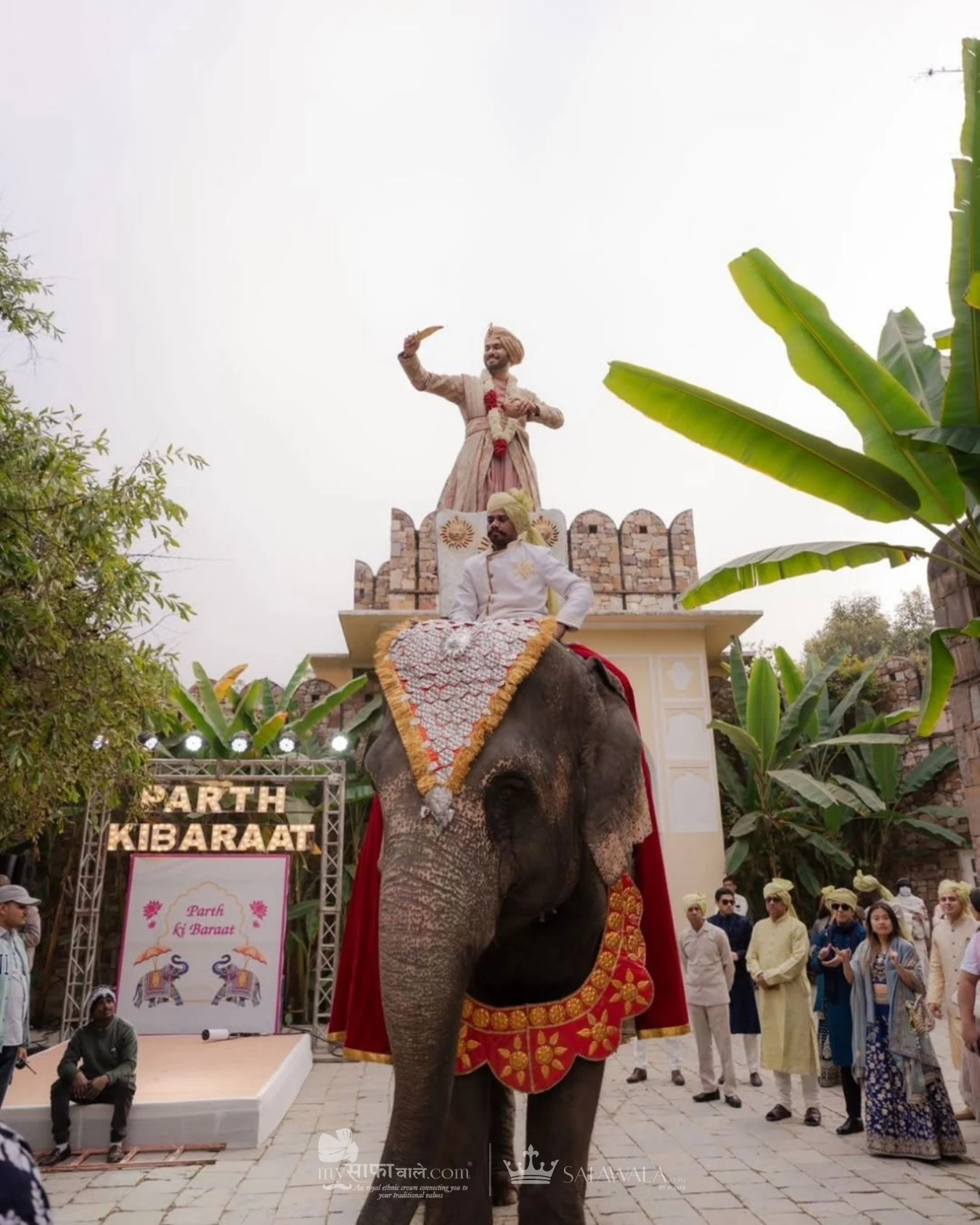 wedding safa wala in Bhangarwadi – Pastel groom safa photographed in natural daylight